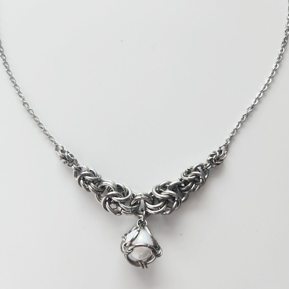 White pearl chainmaille choker necklace with a small silver chain - Picture 9 of 12
